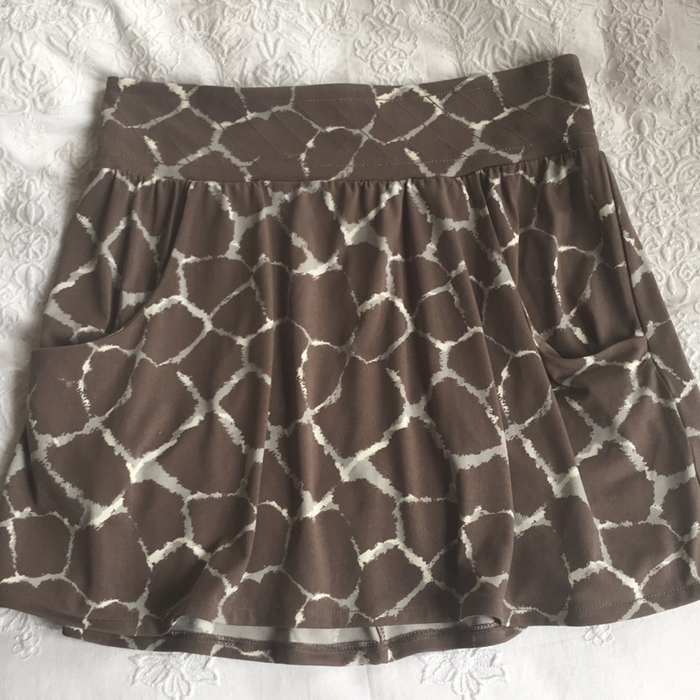 Flowy high waisted short skirt with pockets